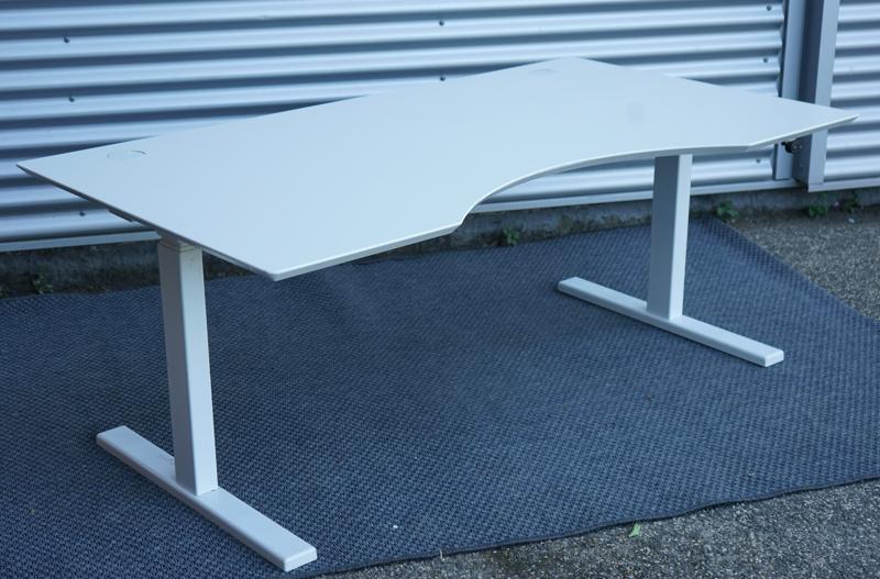 Dencon hæve-sænkebord 160x90 med hvid laminat bordplade og hvidt stel set fra skrå vinkel.